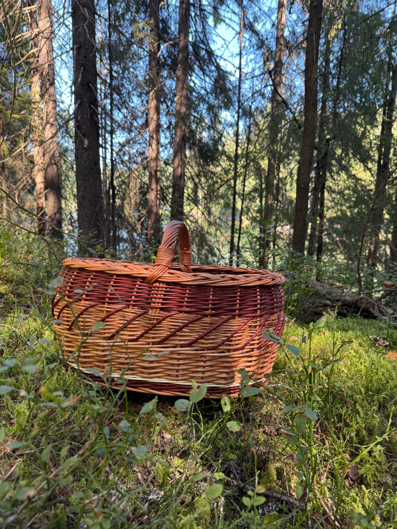 Stor flettet kurv med kastansjebrune detaljer