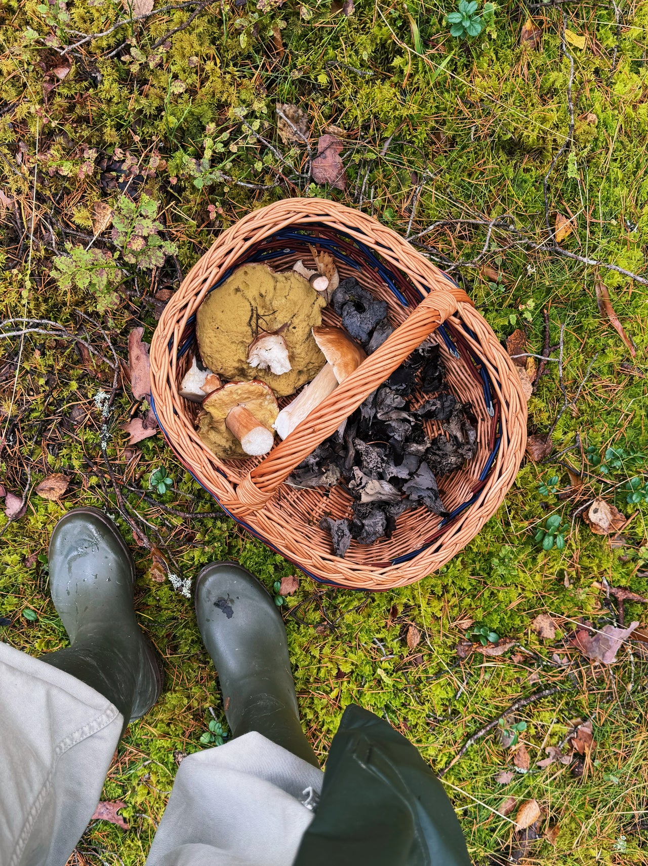 Flettet kurv med detaljer og høy hank